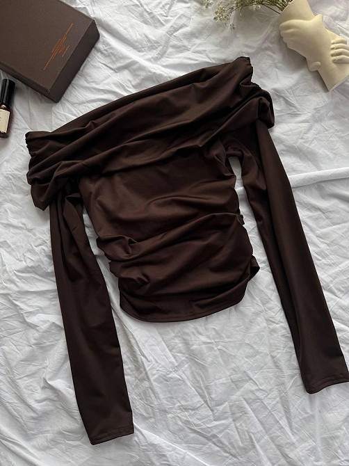 Женский лонгслив с открытыми плечами и изящной драпировкой вдоль плеч и боков турецкий микродайвинг Шоколад Одесса - изображение 9