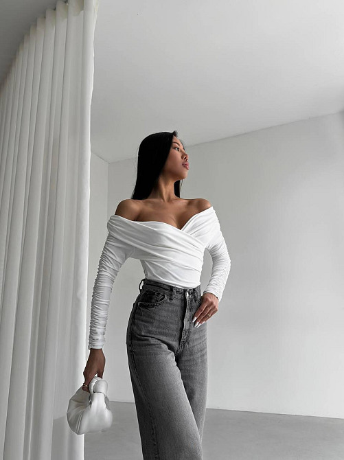 Женский романтичный боди с открытыми плечами трикотаж масло Молочный Одесса - изображение 3