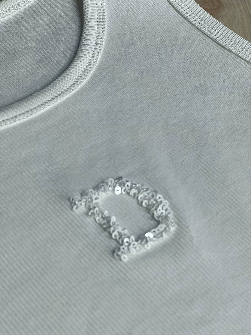 Майка женская A-N 27035 в рубчик с вышивкой буквы D пайетками, белый, one size Киев - изображение 3