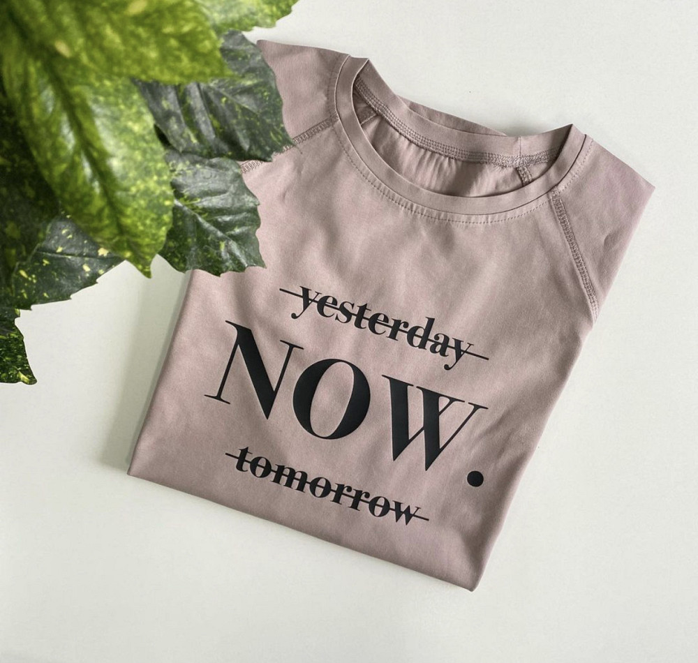 Женская футболка с надписью - 