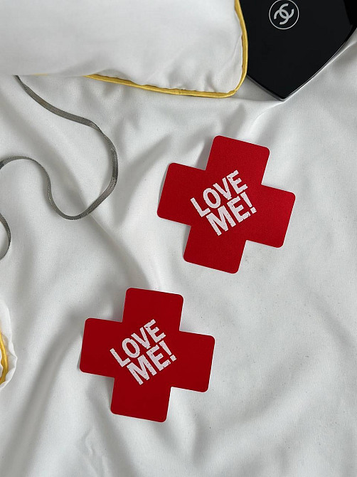 Накладка на груди стікіні Love me пестіси наклейка прикраса для сосків з написом червона Одеса - фото 4