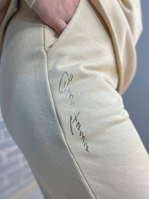 Костюм женский Joggy 8056-8057 брюки на резинке и свитшот с золотой надписью и разрезами по бокам бежевий, бежевый, XS Киев - изображение 7