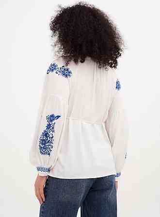 Женская приталенная вышиванка с цветочным орнаментом 80% хлопок, 20% полиэстер. Одесса