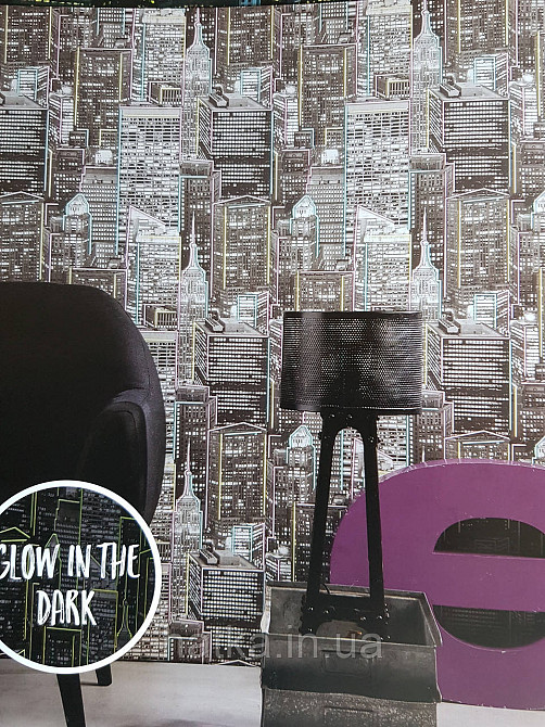 Обои флизелиновые Decoprint Good Vibes 0.53х10 молодежные небоскребы дома город черно серые светятся в темноте Киев - изображение 1