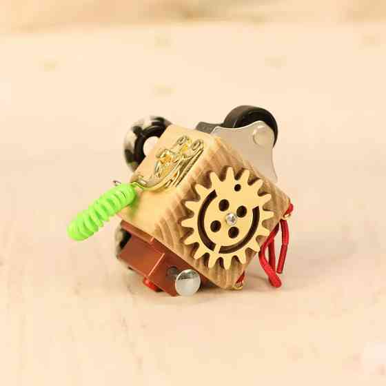 Развивающая игрушка Бизикуб 