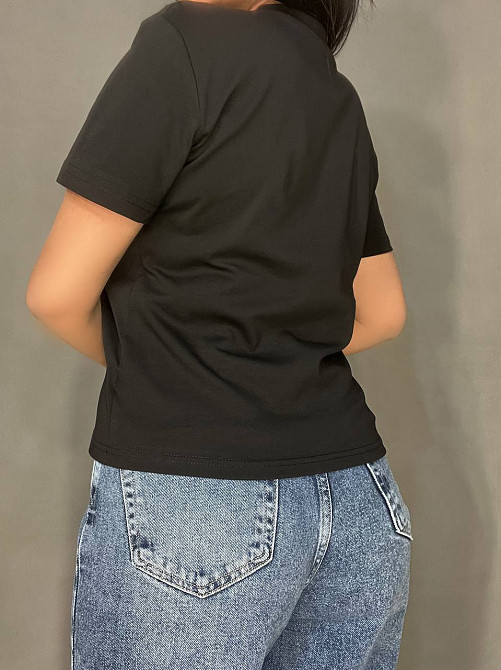 Футболка жіноча A-N 25195 однотонна базова з вишивкою собачки попереду середня довжина  one size, чорний, one size Київ - фото 11