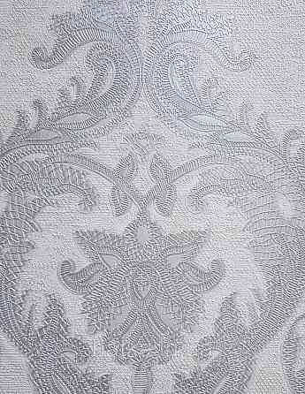 Шпалери вінілові на флізеліні AdaWall Seyyah 1.06х10 вензелю великі структурні сріблясті на білому Київ