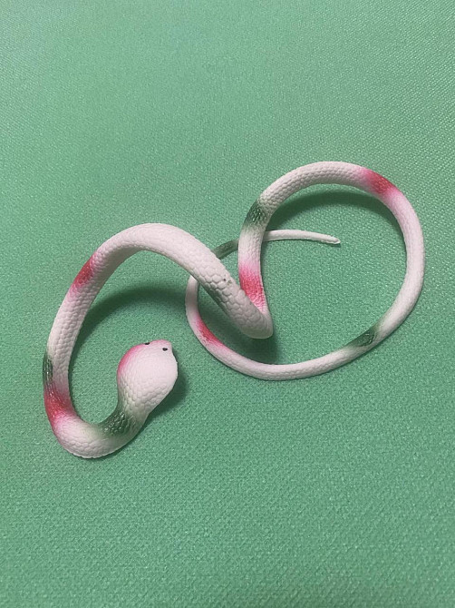 Іграшка змія резинова білого кольору, Декор на Хеллоуїн, чудова прикраса хеллоуін, розмір 70 см Київ - фото 4