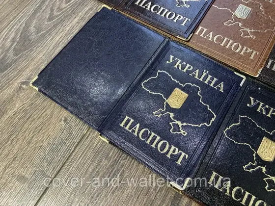 Обложка на паспорт с картой Украины и гербом Киев