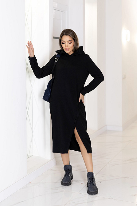 Теплое трикотажное платье миди с капюшоном 