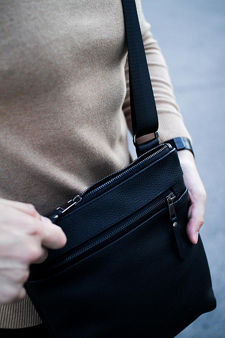 Сумка-мессенджер із натуральної зернистої шкіри, чоловіча сумка через плече (Чорна) Суми - фото 4