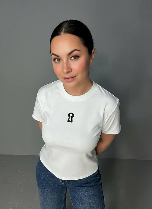 Футболка жіноча A-N 911-21 з аплікацією камінців силует замка базова one size, білий, one size Київ - фото 4
