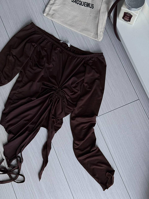 Женский базовый асимметричный лонгслив с открытыми плечами микромасло Одесса - изображение 5