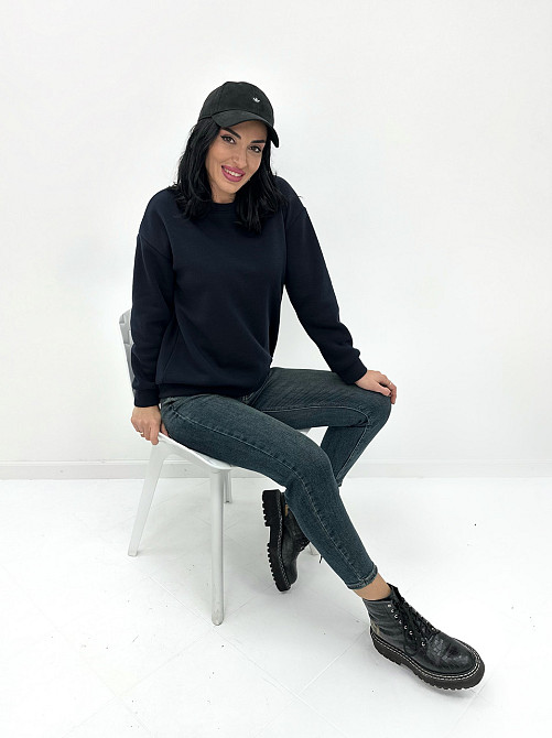 Базовый однотонный свитшот 