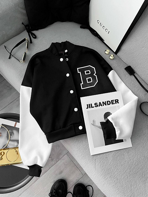 Женский теплый укороченный оверсайз бомбер на кнопках трехнитка на флисе Одесса - изображение 5