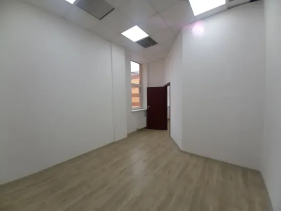 Офіси з гарним ремонтом, 6 поверх Самий центр міста (вул Шевченка) Зручне планування, просторі кімнати (див. план), свій туалет і комірки Дніпро