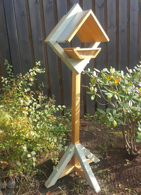 Кормушка на стойке 