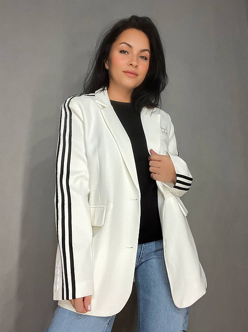 Піджак жіночий Qidian 92208 з лампасами на рукавах оверсайз широкий спортивний стиль one size, білий Одеса - фото 1
