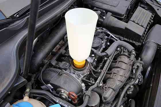 Набір адаптерів з маслозаливною воронкою, алюмінієвий тип, 2 л ROCKFORCE RF-908G2B Одесса