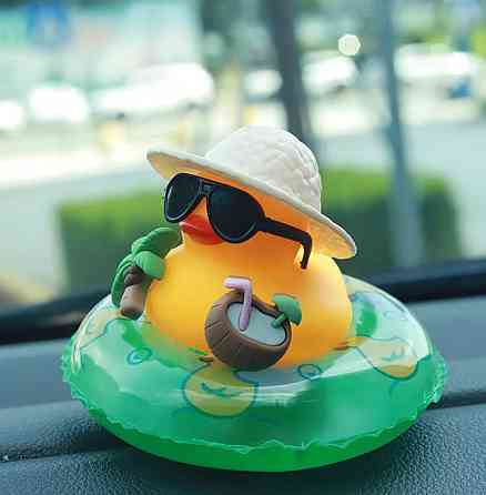 Декор для авто качка на панель, фігурка качка в окулярах з кокосом, прикраса в машину ПВХ Київ