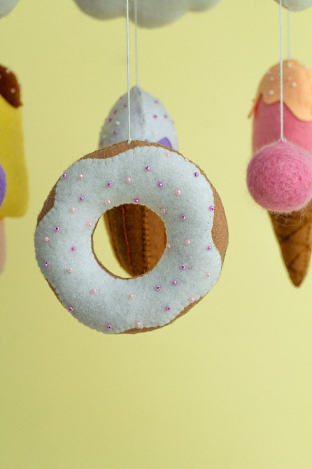 Дитячий мобіль на ліжечко для немовлят ручної роботи WooolyWool «Солодощі» Київ - фото 7