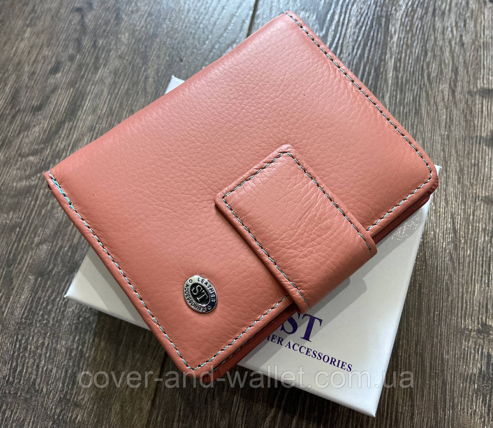 Жіночий компактний гаманець з натуральної шкіри рожевого кольору з хлястиком на магніті ST Leather Київ - фото 1