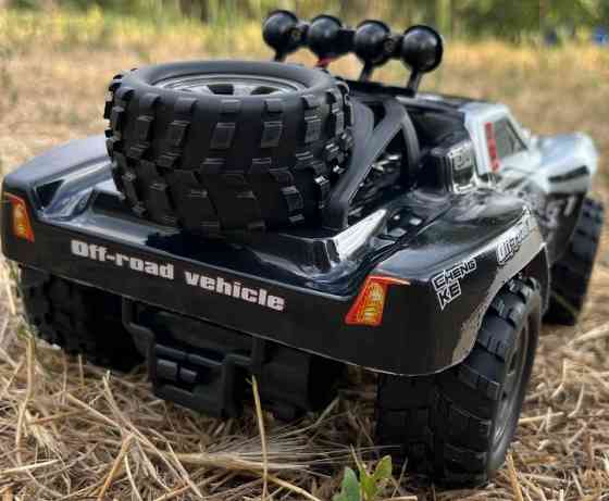 Машинка на пульту на радіокеруванні 1:18 2акумулятора в комплекті. Харків