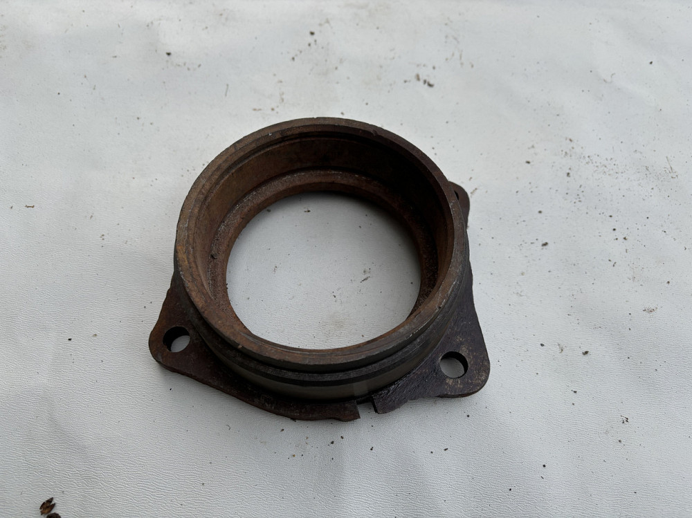 Стакан подшипника вторичного вала коробки ДТ-75. 77.37.107Б. Харьков - изображение 1