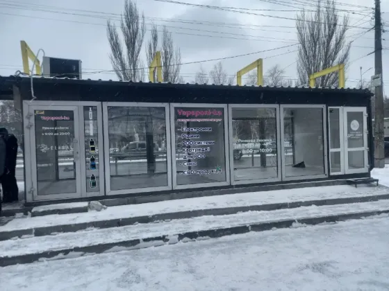 Зупинка на Гагаріна 40 (біля Атб, через дорогу Нео-Плаза). Гарний автомобільний і пішохідний трафік Дніпро