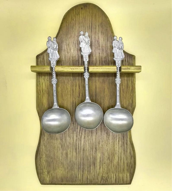 Полка для коллекции ложек 