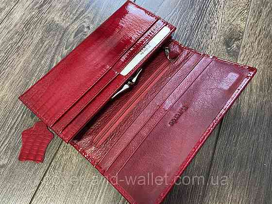 Лаковый женский кожаный кошелёк на магнитах красного цвета ST Leather Киев