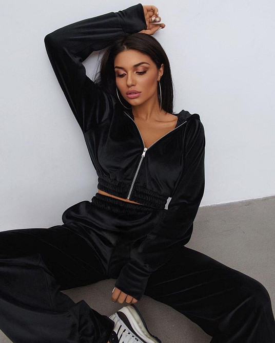 Жіночий повсякденний велюровий костюм-двійка із широкими штанами та укороченою кофтою плюшевий велюр Чорний, 42/44 Одеса - фото 9