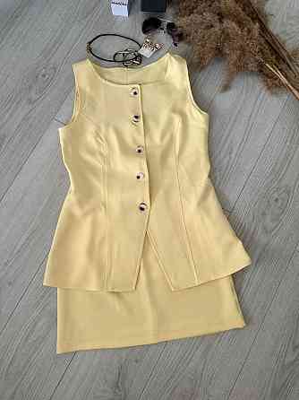 Женский базовый костюм двойка: удлиненный жилет и мини юбка из плотной костюмки Желтый, 50/52 Одесса