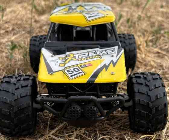 Машинка на пульту на радіокеруванні 1:18 2акумулятора в комплекті. Харків