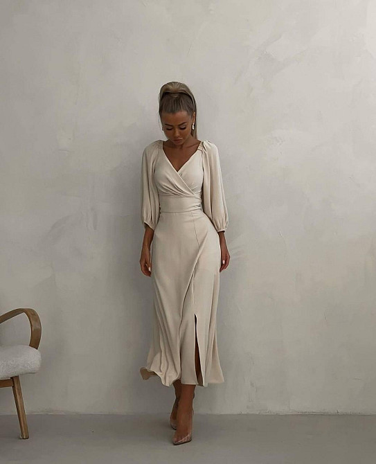 Женское романтическое приталенное платье с разрезом костюмка Бежевый, 44/46 Одесса - изображение 1