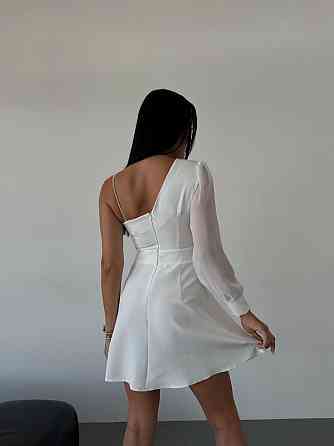 Женское праздничное мини платье на одно плечо костюмка с шифоновыми рукавами Белый, 44 Одесса