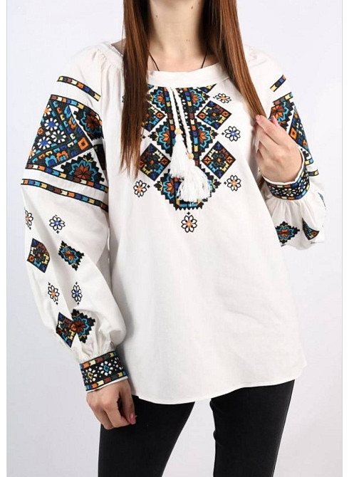 Женская белая вышиванка с разноцветной вышивкой 80% хлопок, 20% полиэстер. Одесса - изображение 1