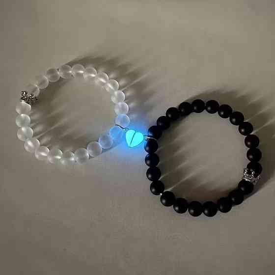 Парные браслеты для влюблённых чёрный и прозрачный – с коронами и светящимся сердечком Киев