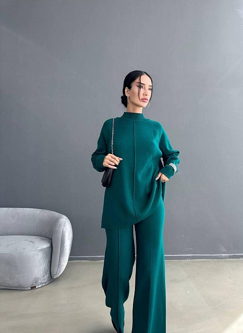 Женский базовый теплый брючный костюм двойка: свитер и штаны машинная вязка Изумрудный Одесса - изображение 1