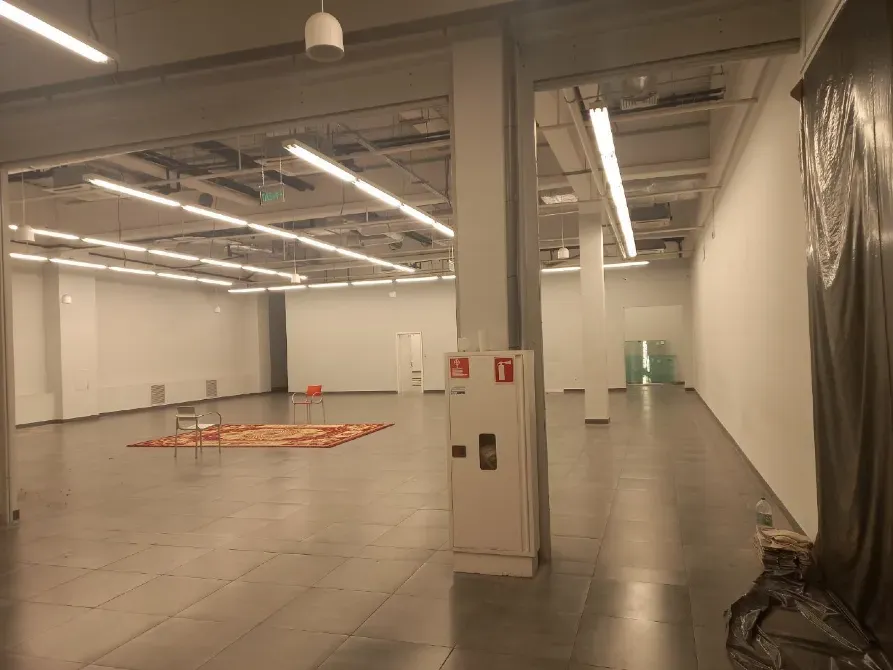 Магазин в ТЦ. Залишається все що на фото (є навіть все освітлення і колонки з музикою) канікули на заїзд і тд. Дніпро - фото 2