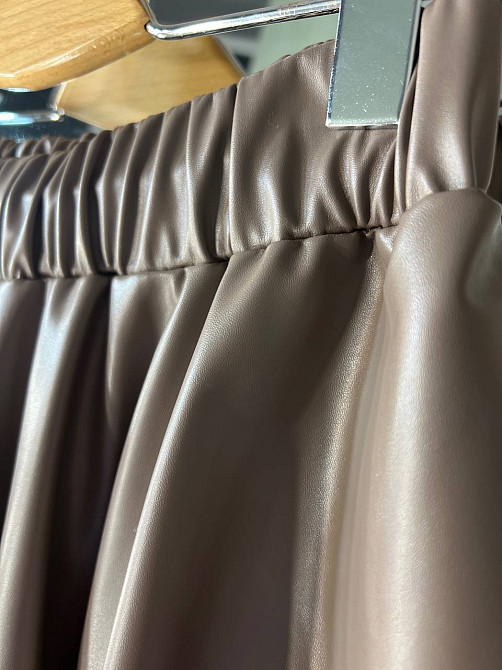 Спідниця жіноча Ariadna 2418 коротка пишна балон на резинці екоршкіра бежева, бежевий, M Київ - фото 3