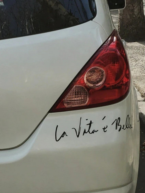 Наклейка на авто Чорна перекладається Життя прекрасне Київ - фото 2