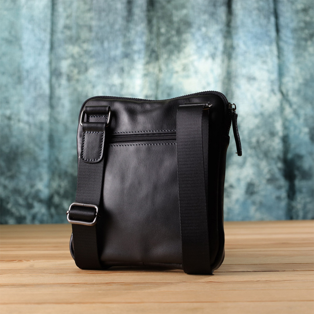 Стильна та практична чоловіча сумка на плече з натуральної гладкої шкіри Shvigel 23153 Чорний Київ - фото 10