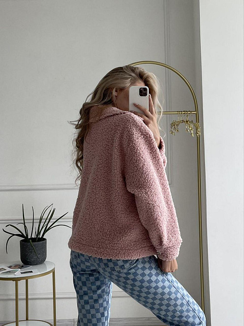 Женская укороченная куртка-рубашка из мягкой овчины Тедди Пудра Одесса - изображение 7