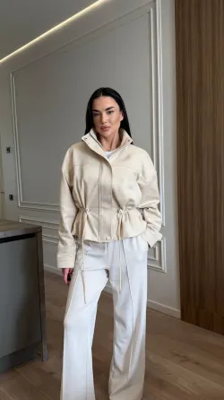 Стильна жіноча куртка із замшевої тканини — універсальний варіант для весни та міжсезоння. Одеса