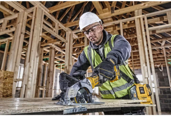 Пила дисковая безщеточная аккумуляторная компактная DeWALT DCS571NT : без АКБ, 18 В, 4500 об/мин Киев
