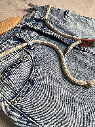 Джинси жіночі Dicesil 9157 Mom jeans comfort висока талія стрейчеві ремінь мотузка світло блакитні , Одеса - фото 2