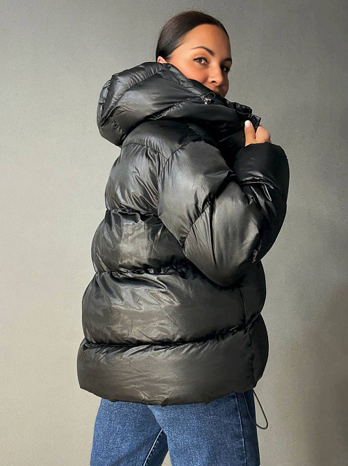 Куртка женская Lady Yep 10041 глянцевая пуффер оверсайз с капюшоном чорна, чорний, 44 Київ - фото 5