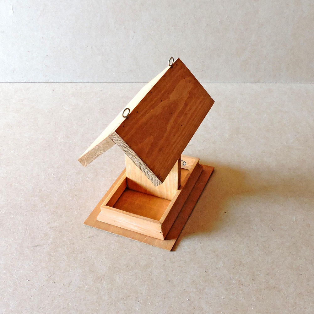 Кормушка садовая для птиц 