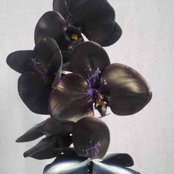 Штучна латексна орхідея VIP в бузуковому керамічному кашпо на одну гілку фіолетова Дніпро